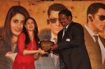 Kareena Kapoor honours various Bolywood stars bodyguards in Taj Land_s End on 30th Aug 2011 (47).JPG